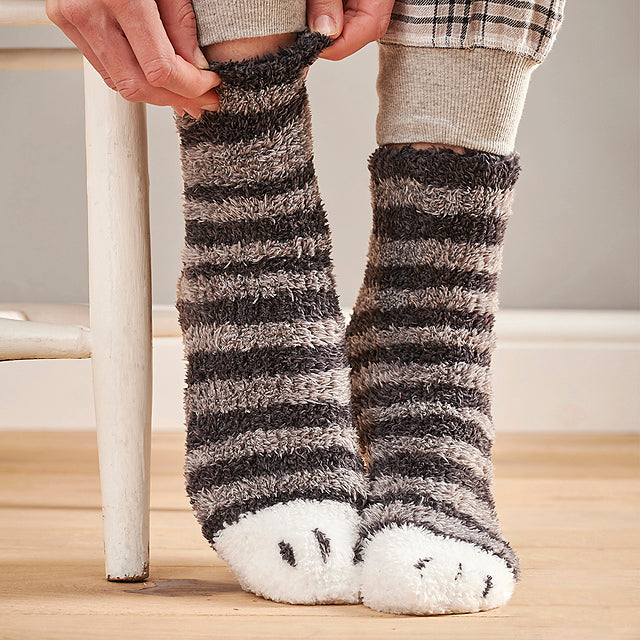 fluffy cat paw socks knitting pattern for the family by jane burns